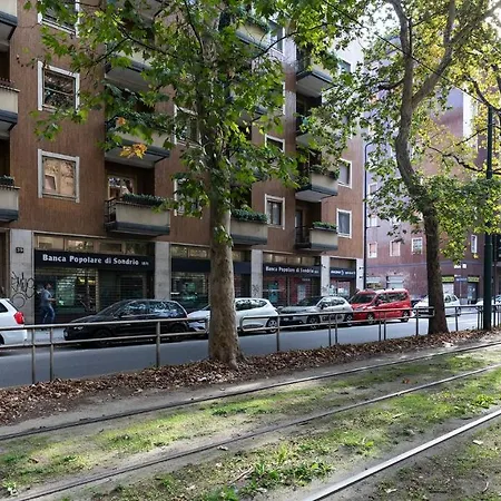 Plum Guide - Namaste * Milan